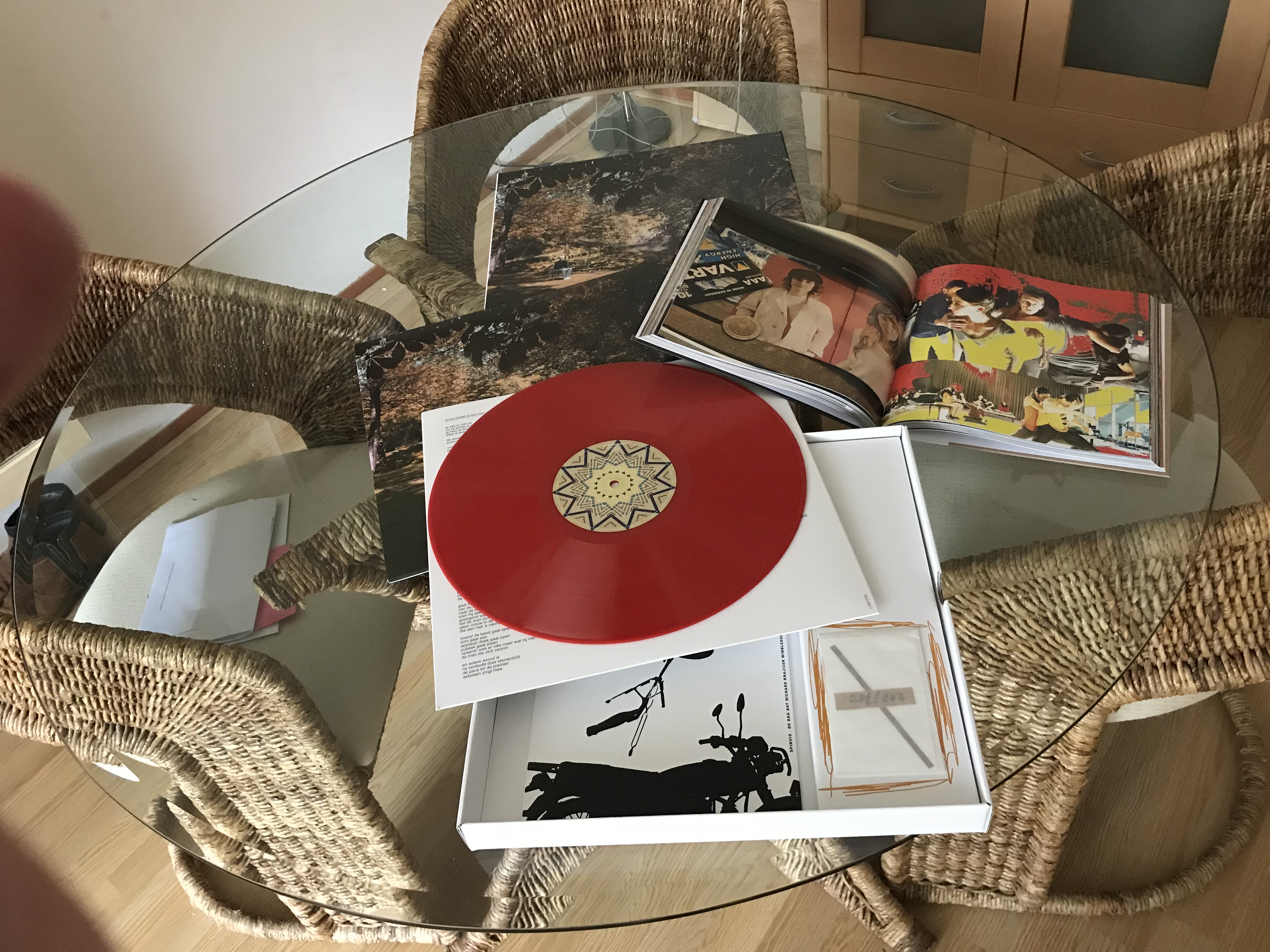 De boxset van het nieuwste album van Spinvis, 7.6.9.6 ziet er werkelijk prachtig uit.