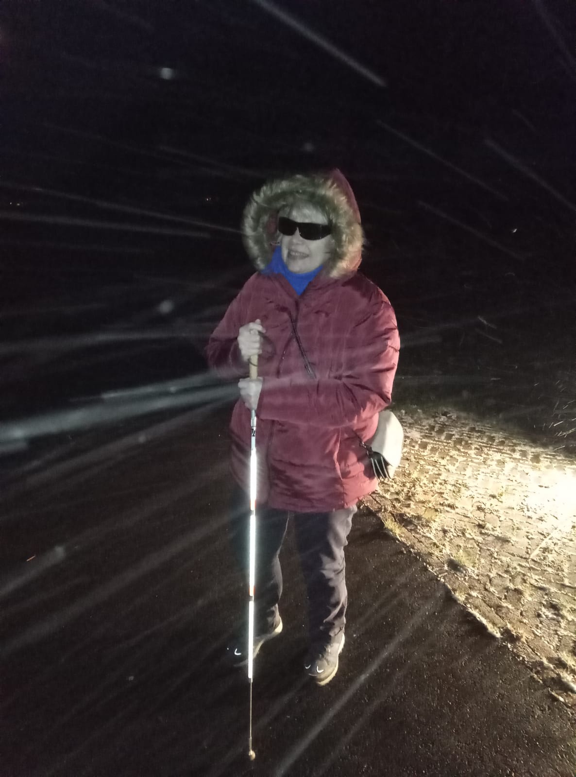 Anne staat midden in de sneeuw. Met een hele grote grijns.