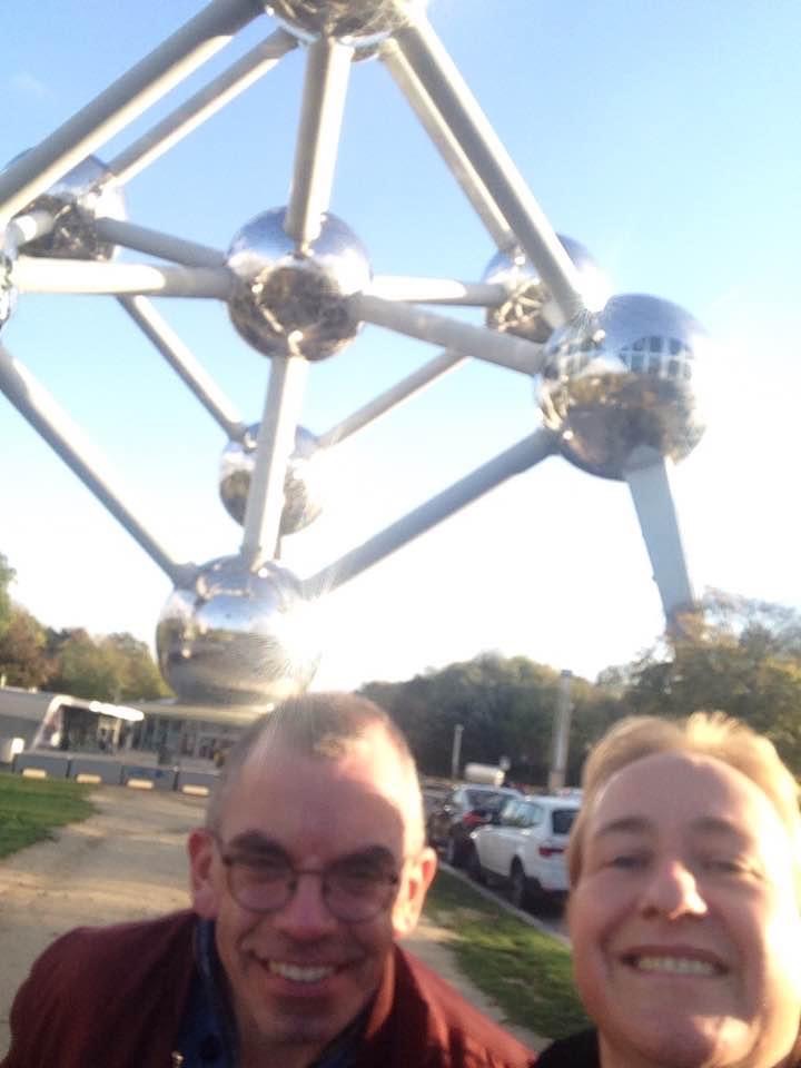 Mathilda en ik voor het Atomium.