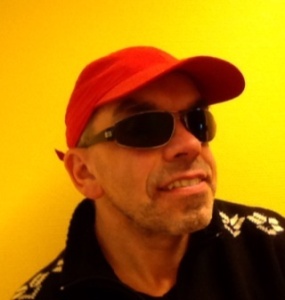 Bert zijn profielfoto gebruikt tot 2014. Rood petje en zonnebril.