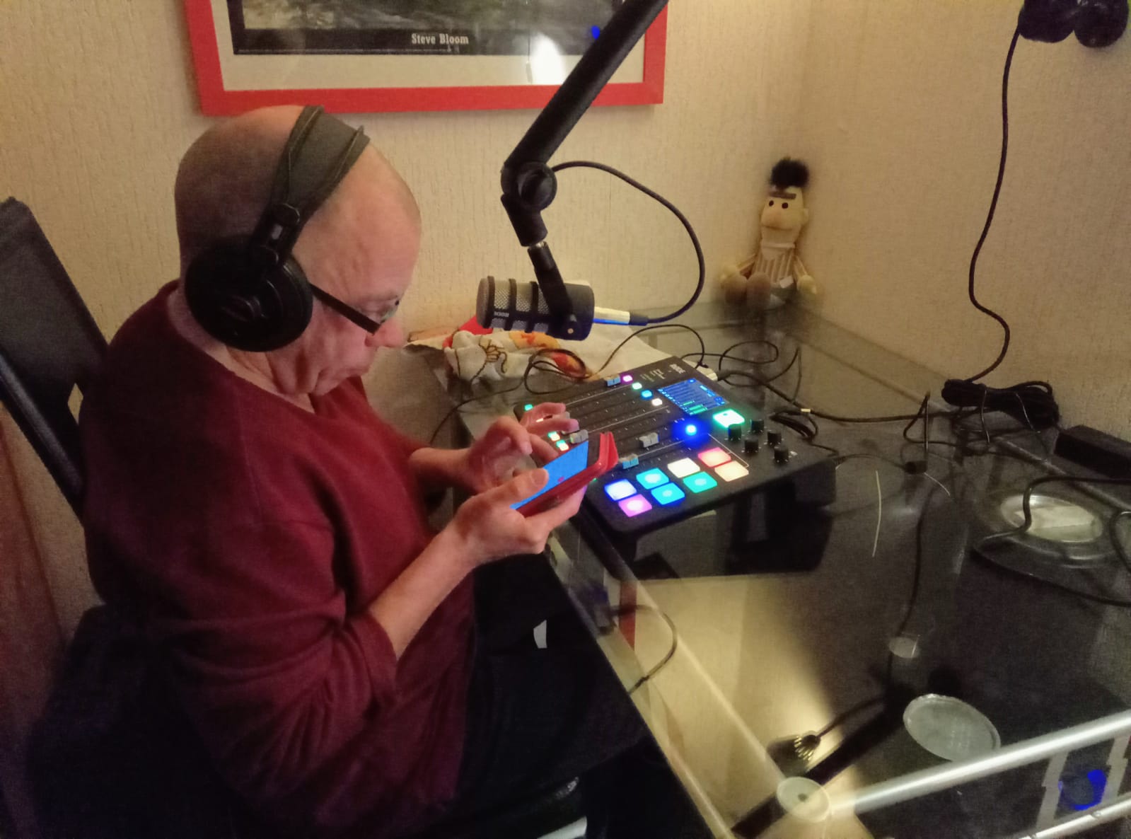 Bert zit nu in zijn eigen radiostudio.