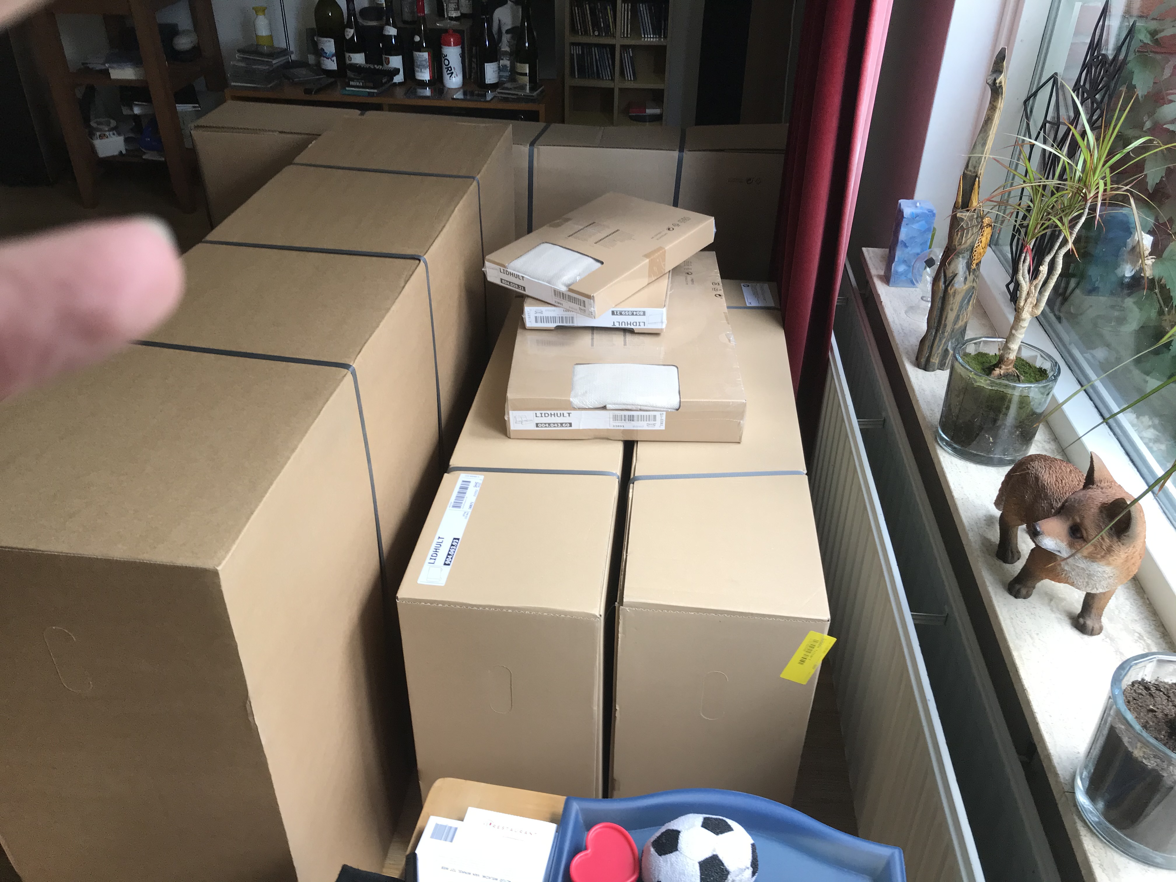 De zeven dozen waar de bank in zit, staan klaar om uitgepakt te worden.